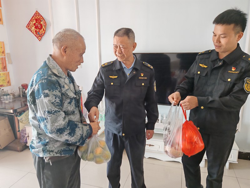 貴州省交通運(yùn)輸綜合行政執(zhí)法七支隊(duì)十一大隊(duì)為老人送去生活物資。