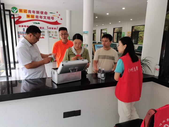 圖為社工部聯(lián)合文旅局到景區(qū)開展志愿服務(wù)相關(guān)工作。施秉縣文體廣電旅游局供圖
