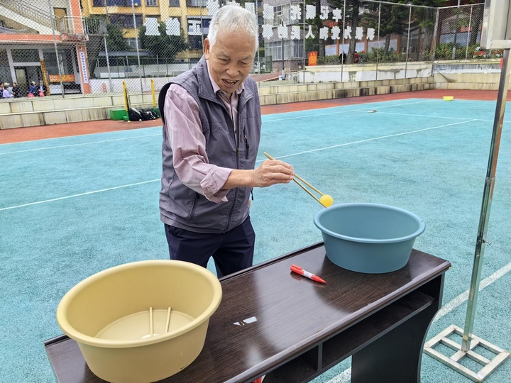 圖為退休干部參與拈乒乓球項(xiàng)目。
