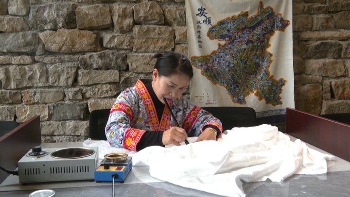 王國(guó)英現(xiàn)場(chǎng)繪制蠟染作品。