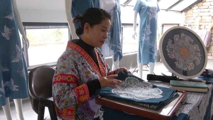 王國(guó)英展示作品。