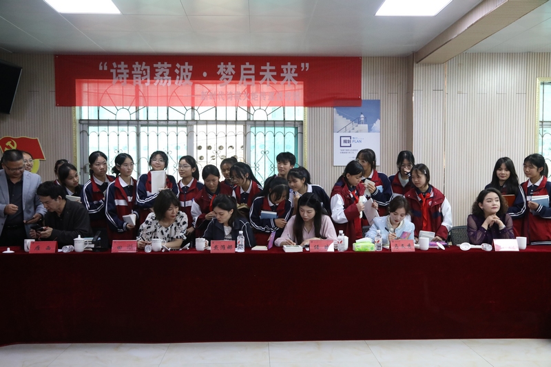 3 圖為詩人嘉賓贈(zèng)送個(gè)人集和簽名