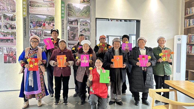 金銀山街道開展“花漾重陽·情暖歲月——老年居民折紙活動”。金銀山街道供圖5