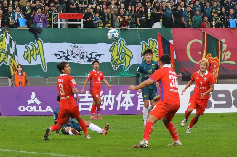 4、雙方球員奮力爭奪搶球