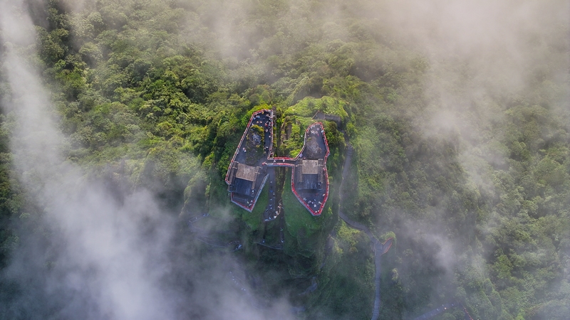 1 貴州梵凈山國家級(jí)自然保護(hù)區(qū)拍攝的霞光紅云景觀。（李鶴攝）