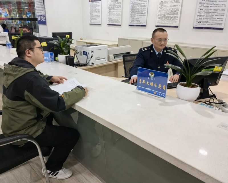 圖為辦稅服務(wù)廳人員為納稅人辦理涉稅事宜（孫妮楠攝）