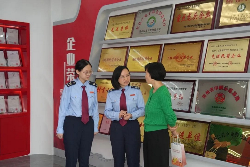 圖為上門(mén)為企業(yè)送“紅利賬單”（毛忠崟攝）