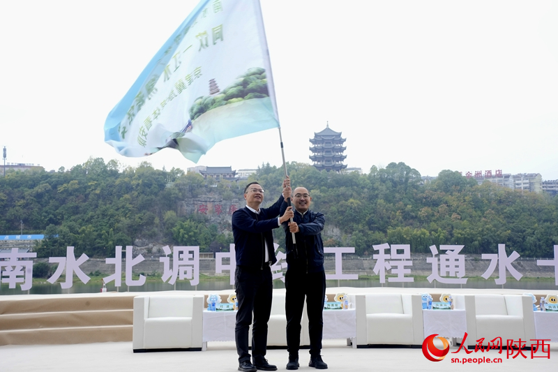 人民日報(bào)社陜西分社社長張鐵（左一）向采訪團(tuán)授旗。人民網(wǎng)記者 李志強(qiáng)攝