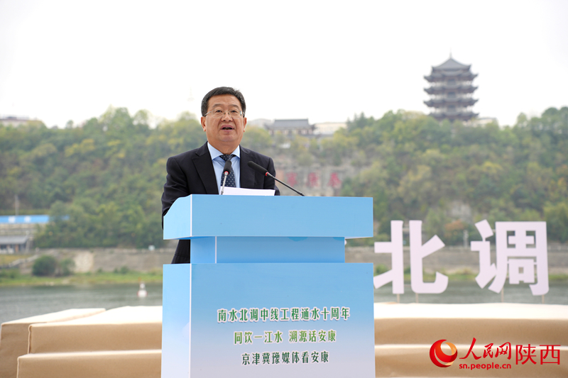安康市副市長周康成介紹南水北調(diào)中線工程10年來安康的貢獻(xiàn)。人民網(wǎng)記者 李志強(qiáng)攝