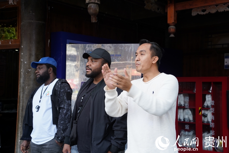 謝爾·安迪溫迪·迪爾托（中）在觀看“姑媽”籃球比賽。人民網(wǎng) 陽茜攝