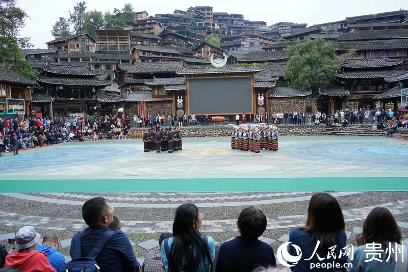 西江千戶苗寨內(nèi)的文化展演活動。人民網(wǎng) 陽茜攝