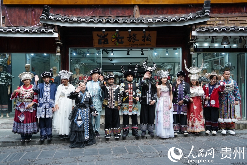 部分亞太媒體記者體驗苗服旅拍項目。人民網(wǎng) 陽茜攝