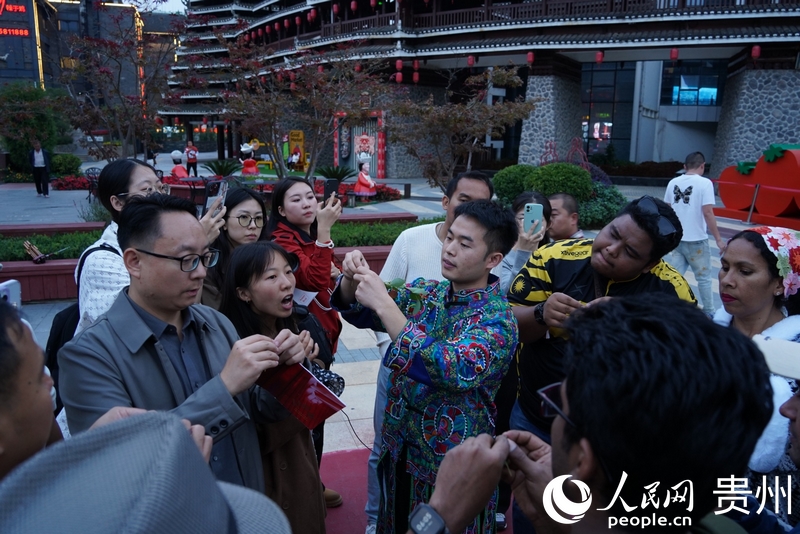 亞太地區(qū)媒體記者學(xué)習(xí)樹葉吹奏。人民網(wǎng) 陽茜攝