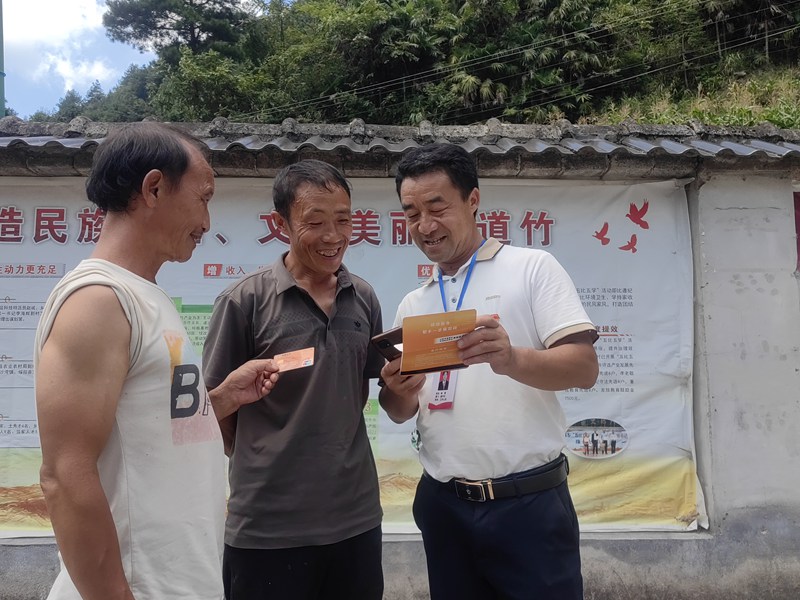 1、黃蓮鄉(xiāng)道竹村村干部向群眾核實卡號、兌現(xiàn)金額。