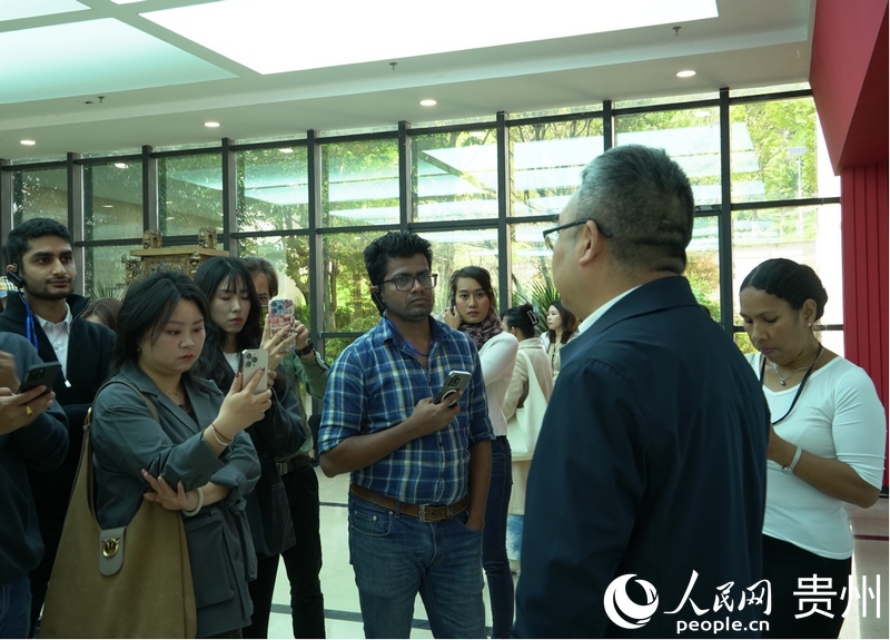 費(fèi)薩爾·艾布雷西姆（左1）與同行們?cè)谫F州交通職業(yè)大學(xué)采訪。人民網(wǎng) 陽(yáng)茜 攝