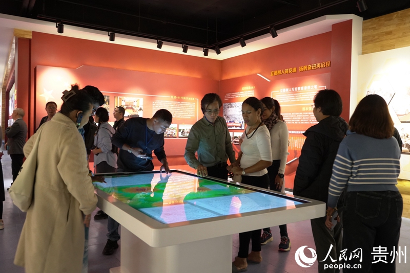 外媒記者走進(jìn)貴州交通職業(yè)大學(xué)。人民網(wǎng) 陽(yáng)茜攝