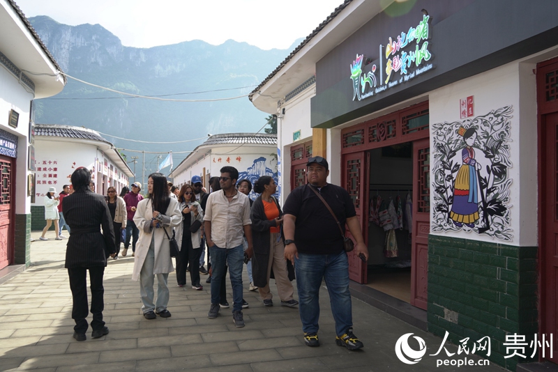 外媒記者走進(jìn)化屋村苗族刺繡蠟染展示館。人民網(wǎng) 陽茜攝