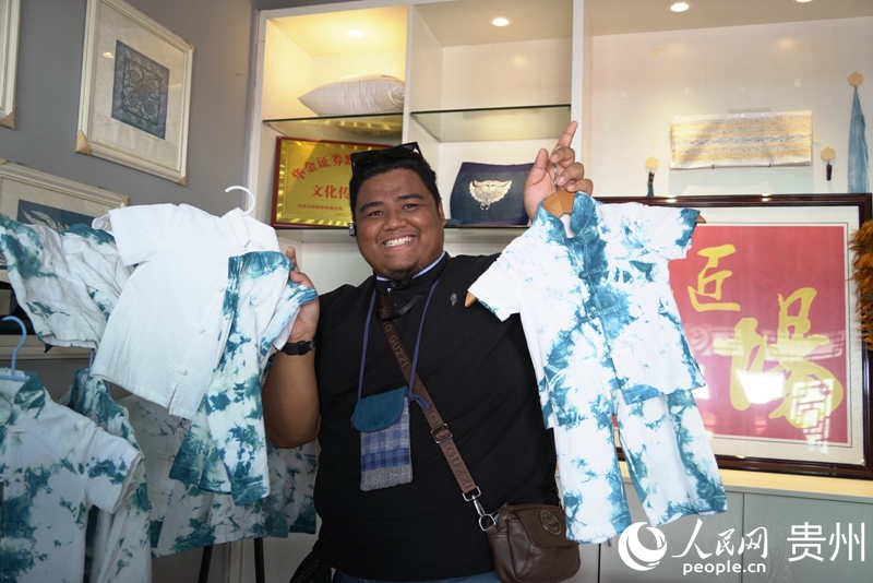 外媒記者對(duì)苗族刺繡蠟染制品愛不釋手。人民網(wǎng) 陽茜攝