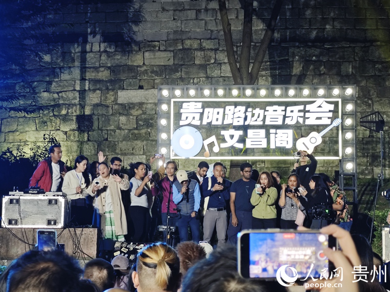 外媒記者在文昌閣路邊音樂會表演。人民網(wǎng) 龍章榆 攝