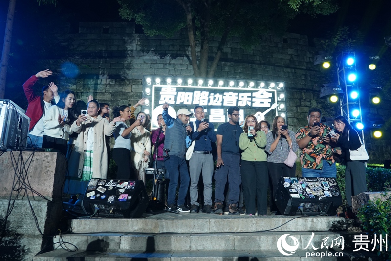 外媒體記者在文昌閣路邊音樂會表演。人民網(wǎng) 陽茜 攝
