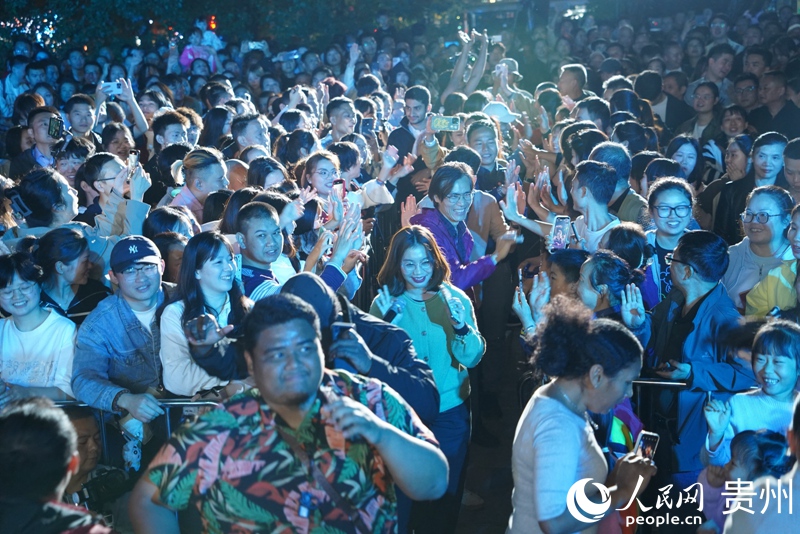外媒記者感受路邊音樂會火熱氣氛。人民網(wǎng) 陽茜 攝