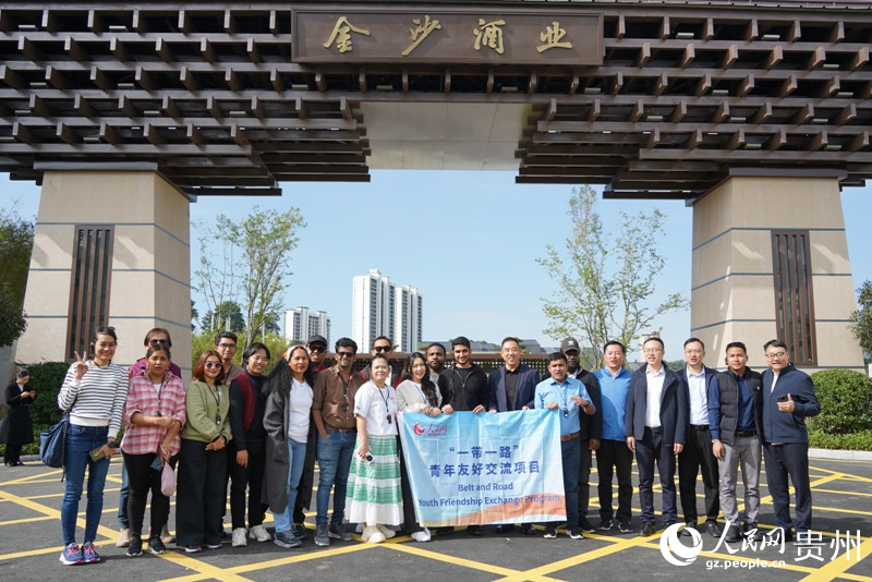 外媒記者走進(jìn)金沙酒業(yè)。人民網(wǎng) 陽茜攝