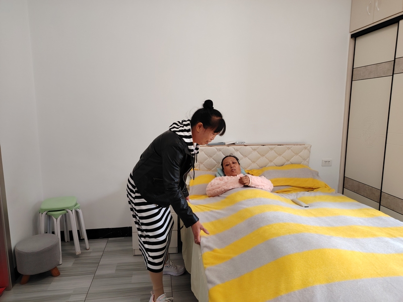 鄒玉為妹妹整理被子。劉虹艷攝