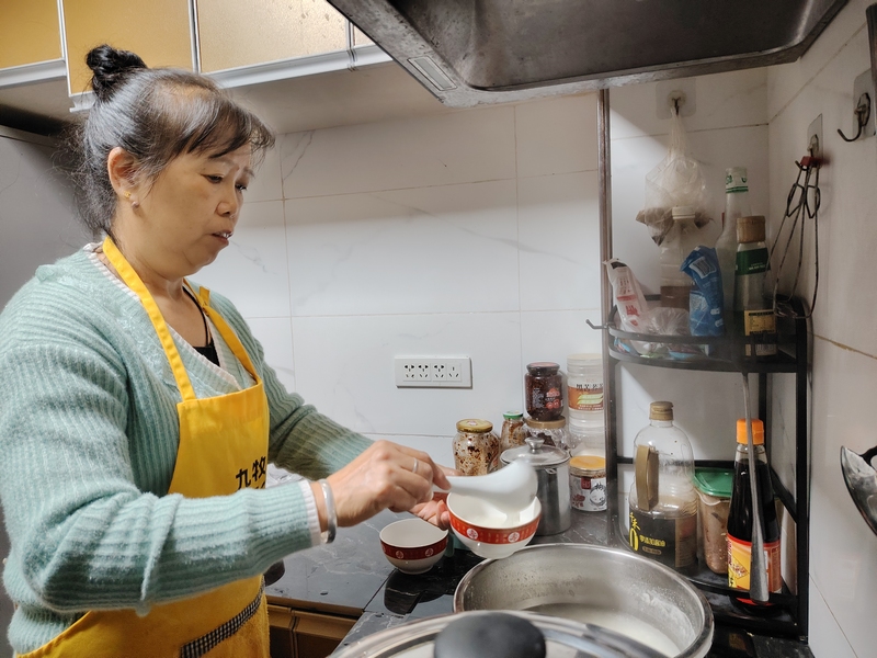 鄒玉為妹妹準備早餐。劉虹艷攝