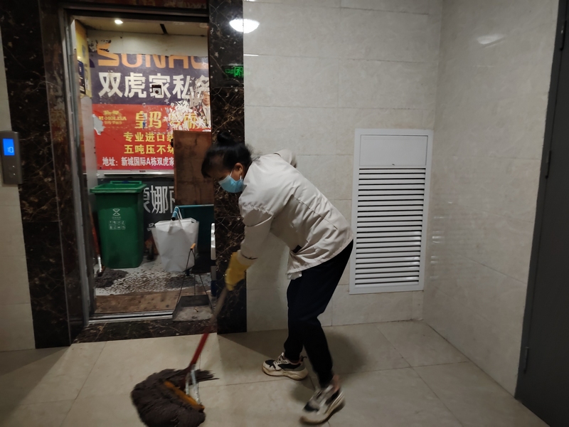 清晨打掃衛(wèi)生的鄒玉。劉虹艷攝