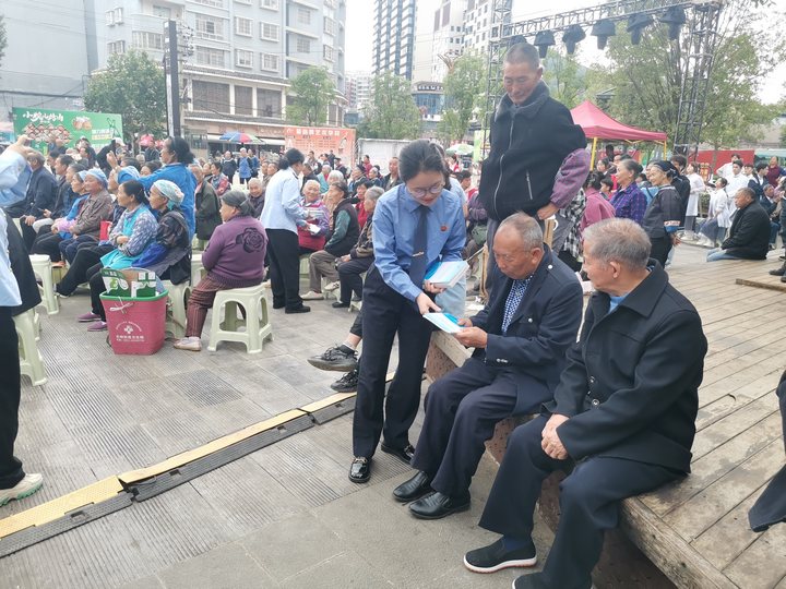 工作人員發(fā)放宣傳資料。