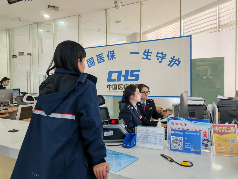政務(wù)服務(wù)大廳醫(yī)保繳納窗口  陳昱  攝