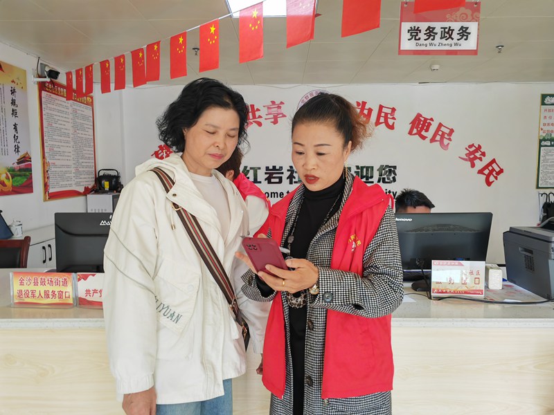 社區(qū)工作人員耐心地為居民解答有關(guān)醫(yī)保政策的疑問(wèn)  黃源匯 攝