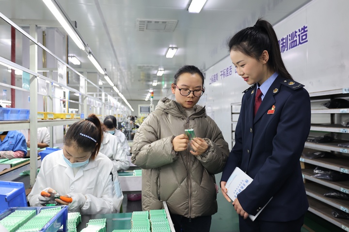 稅務(wù)干部在企業(yè)調(diào)研了解產(chǎn)品信息。何博攝