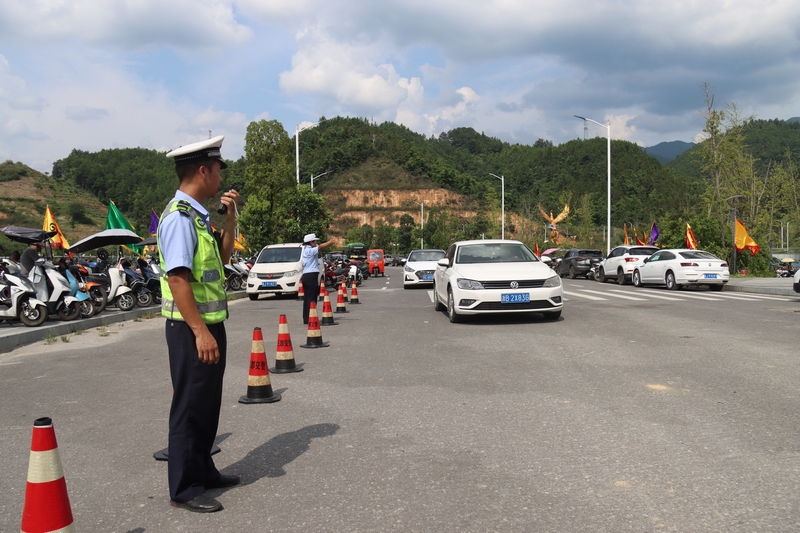 交警維持現(xiàn)場停車秩序。