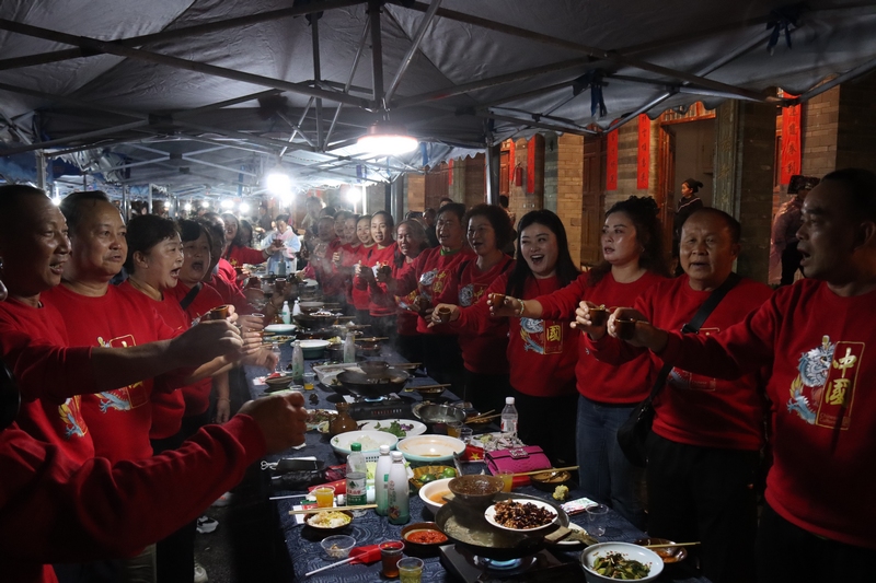 游客體驗(yàn)長(zhǎng)桌宴。