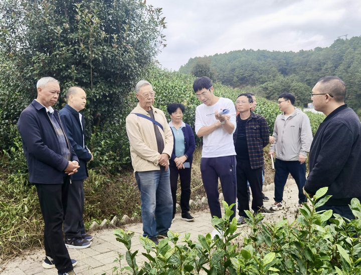 圖為黔西南州關(guān)工委調(diào)研興仁市科技服務(wù)示范基地。