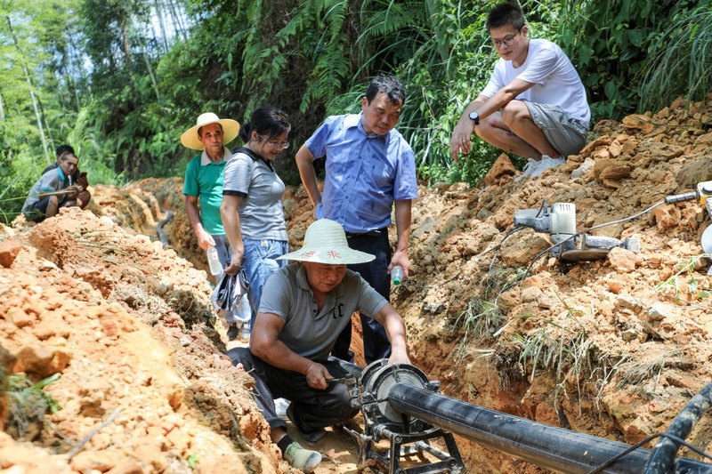 湘黔兩省駐村工作隊現(xiàn)場查看消防水池建設情況。