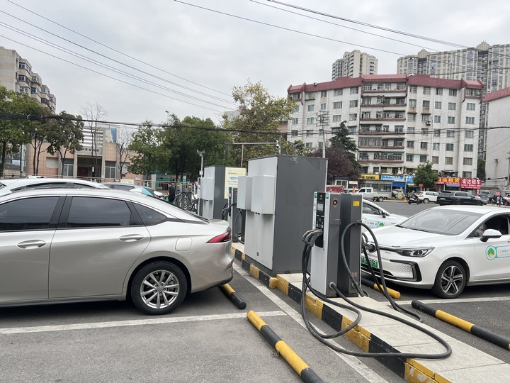 該行金融支持建設(shè)的新能源汽車充電樁一隅。圖片由工行白云支行提供
