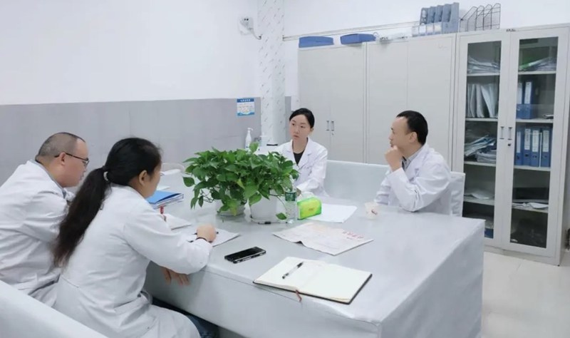 10 教學(xué)查房中，專家們結(jié)合臨床典型案例及對應(yīng)相治療作講解