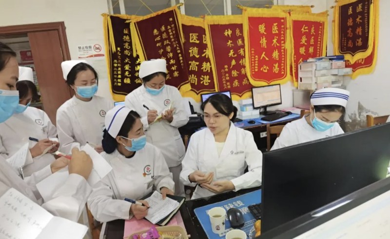 11 教學(xué)查房中，專家們結(jié)合臨床典型案例及對應(yīng)相治療作講解