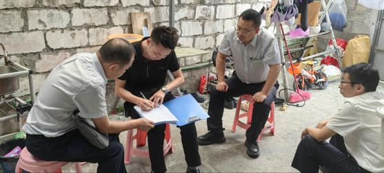 現(xiàn)場為客戶辦理業(yè)務(wù)。