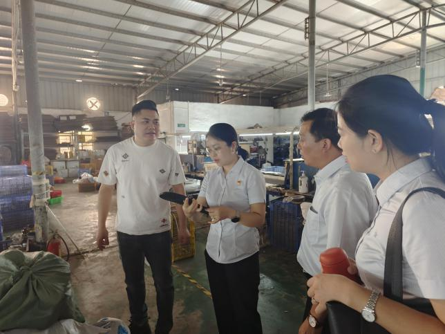 金融服務(wù)隊在廣東省廣州市走訪湄潭籍人員創(chuàng)辦的企業(yè)。