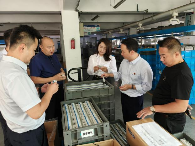 金融服務(wù)隊在浙江省樂清市走訪湄潭籍人員創(chuàng)辦的企業(yè)。