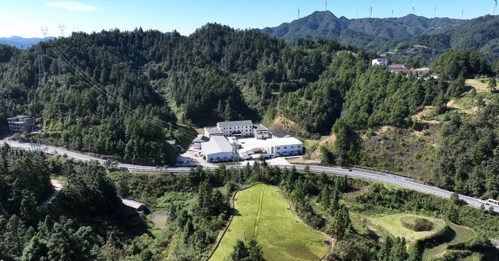 坐落在群山中的貴州國(guó)特天麻科技開(kāi)發(fā)有限責(zé)任公司加工車(chē)間。