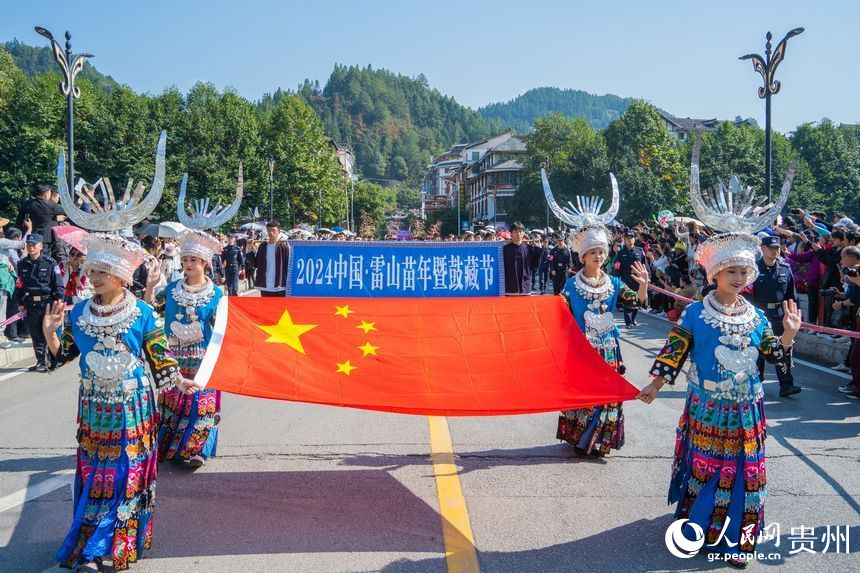 苗族民眾穿著盛裝參加巡游。人民網(wǎng) 陽(yáng)茜攝