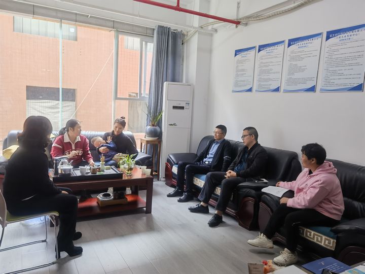 區(qū)殘聯(lián)在遵義市趣聯(lián)教育咨詢有限公司了解康復(fù)情況。