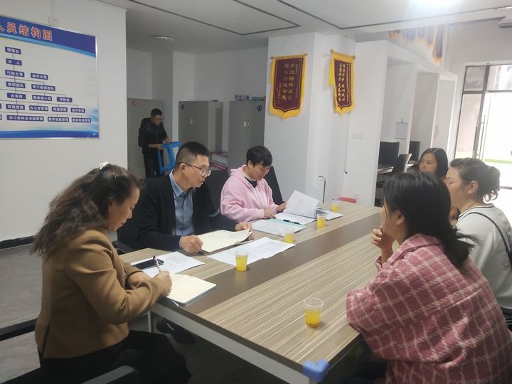區(qū)殘聯(lián)在遵義市紅花崗區(qū)孤獨傾向康復中心召開座談會。