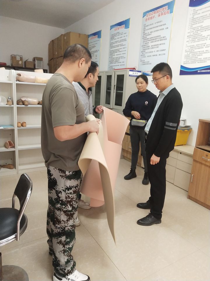 區(qū)殘聯(lián)在重慶義峰假肢矯形器有限公司遵義分公司檢查產(chǎn)品質量。