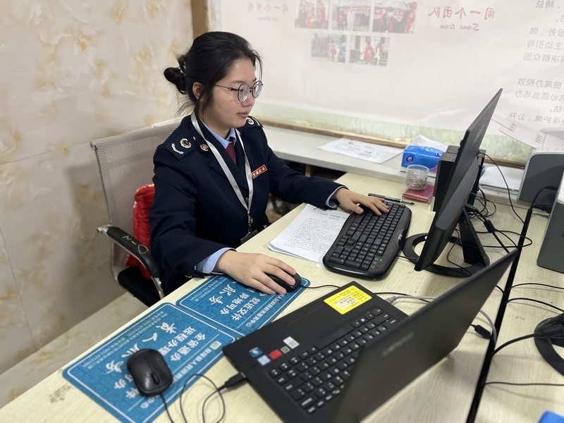 圖為“新楓服務(wù)”坐席人員遠(yuǎn)程為納稅人進(jìn)行辦稅服務(wù)