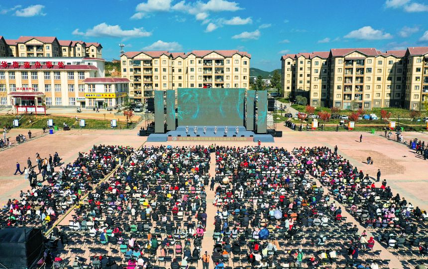 慰問演出現(xiàn)場，中央民族歌舞團(tuán)演員在表演雙人舞《噶魯情歌》。趙慶能攝